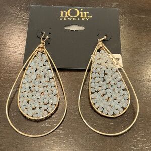 #0147 NWT NOIR JEWELRY EARRING GOLD AND WHITE BEADED